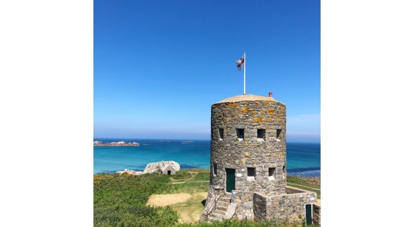 Fort Gris entouré d’une mer calme, par une belle matinée d’automne. 123RF/QUINTIN RAYER Saint-Pierre-Port est la capitale de l’île de Guernesey. PIXABAY Sur l’île de Guernesey, les eaux virent parfois au turquoise. BONAVITA Les côtes des îles de la Manche recèlent de nombreuses surprises. BONAVITA 