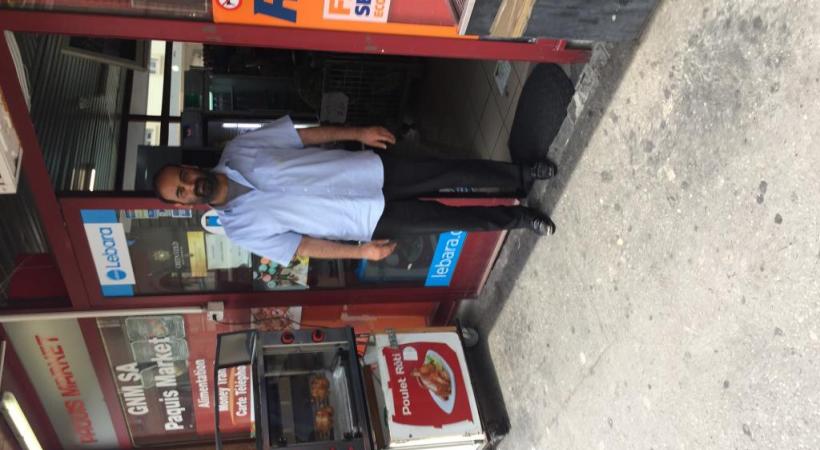 La photo prise le soir par le commerçant (en médaillon) montre la puissance du jet et un tuyau situé à côté de l’hydrante. DR 