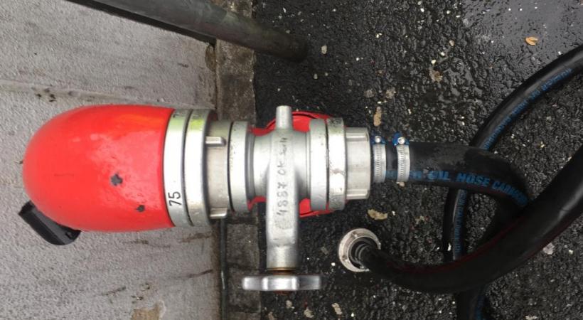 La photo prise le soir par le commerçant (en médaillon) montre la puissance du jet et un tuyau situé à côté de l’hydrante. DR 