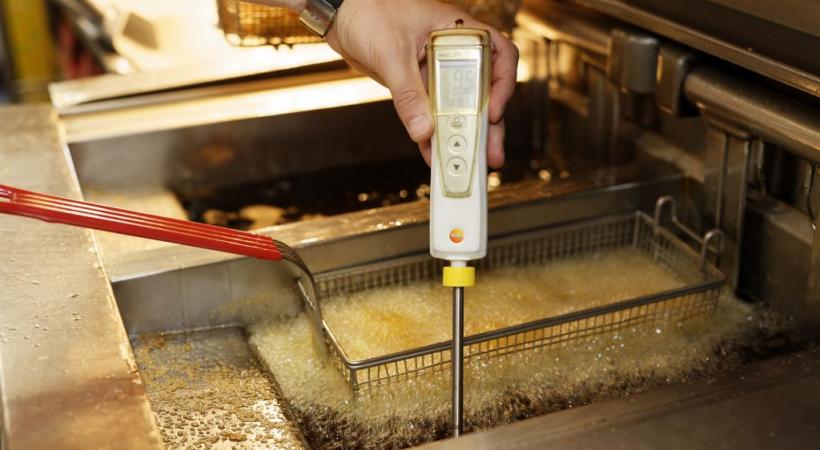 L’huile de friture dégradée, voire parfois impropre à la consommation, dans beaucoup  de bistrots et restaurants du canton. PHOTOS C.BATTAGLIERO /DR 