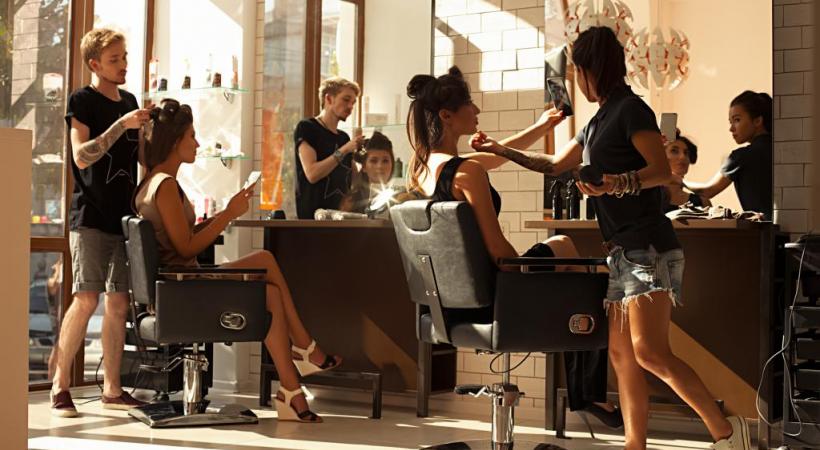 Des stations debout prolongées sont un important facteur de risque de développer des pathologies veineuses. DR 