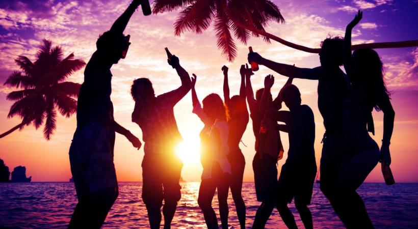 Trois soirées pour danser sur la plage. 123RF/RAWPIXEL 