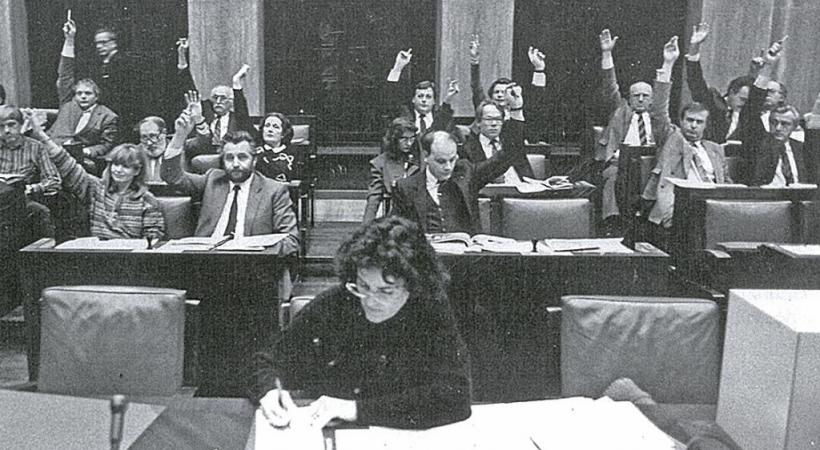 Monique Vuagnat, aide-mémorialiste, au cours d’un vote en séance plénière.  Photo: Jean-Luc Planté, 1991. PHOTOTHèQUE LE COURRIER