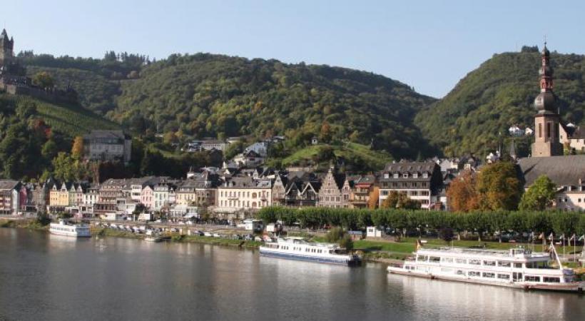 Le «MS Gérard Schmitter», du nom du fondateur de la compagnie CroisiEurope, sillonne paisiblement la vallée du Rhin et celle de la Moselle. Le château de Reichsburg domine Cochem, la ville médiévale au de la Moselle.  Le musée Gutenberg à Mayence, ville natale du célèbre imprimeur.  Mayence et sa place du marché très animée.  