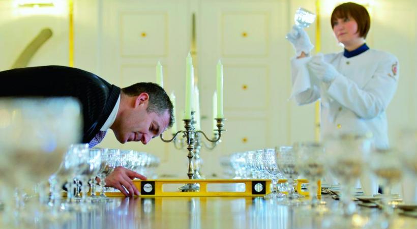 Dans la salle à manger, des couverts royaux placés au millimètre.