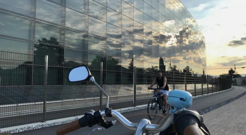 Un joli petit pont en acier garni d’un tablier en bois permet d’enjamber la rivière Seymaz. AD 