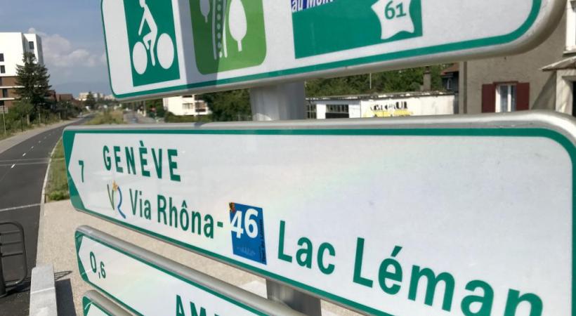 Un joli petit pont en acier garni d’un tablier en bois permet d’enjamber la rivière Seymaz. AD 