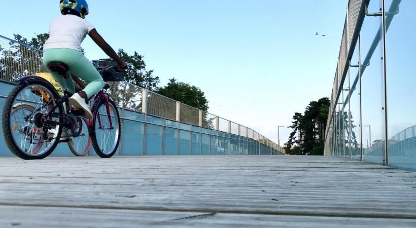 Un joli petit pont en acier garni d’un tablier en bois permet d’enjamber la rivière Seymaz. AD 