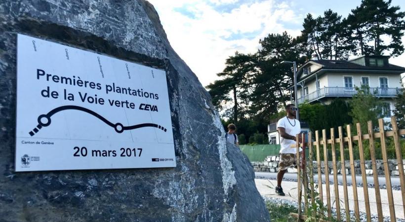 Un joli petit pont en acier garni d’un tablier en bois permet d’enjamber la rivière Seymaz. AD 