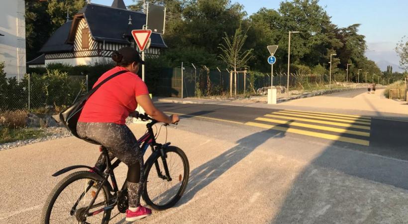 Un joli petit pont en acier garni d’un tablier en bois permet d’enjamber la rivière Seymaz. AD 