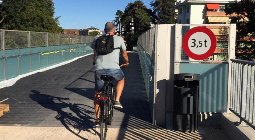 Un joli petit pont en acier garni d’un tablier en bois permet d’enjamber la rivière Seymaz. AD 