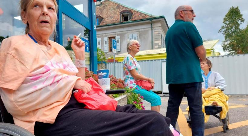 Depuis le début des travaux, l’arrêt de bus devant l’institution  se transforme tous les jours en fumoir géant. TR 