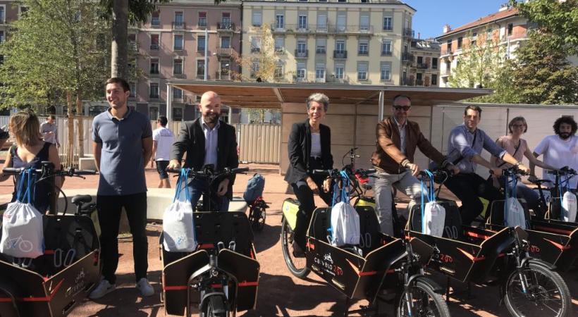 Au centre, la conseillère administrative de la Ville de Genève, Sandrine Salerno, encadrée par son homologue carougeois, Nicolas Walder,  et Pierre-Henri Galletti, directeur du TCS-Genève.DR