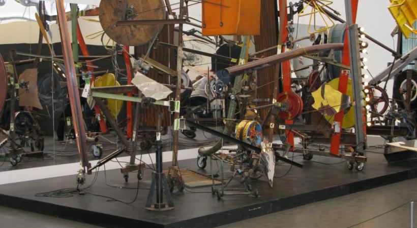 L’Etat se voit souvent brocardé par une étiquette péjorative. On le caricature parfois en machine à Jean Tinguely. WIKIMéDIA COMMONS