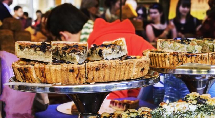 Gourmandise et convivialité s’invitent au Village du Soir, chaque fin de semaine. DR