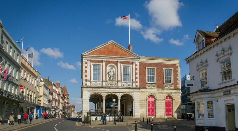 Jouxtant le château, l’hôtel de ville où se maria Elton John.