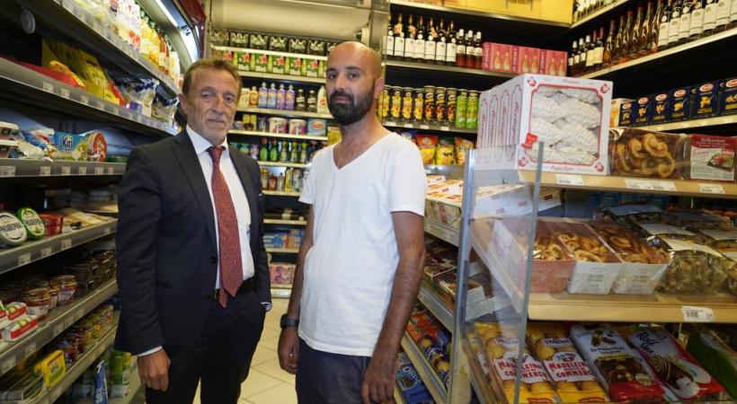 Ci-dessous, dans son épicerie des Grottes avec son avocat Me Robert Assaël.
