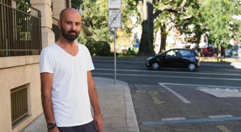 Ibrahim sur les lieux de l’agression. 