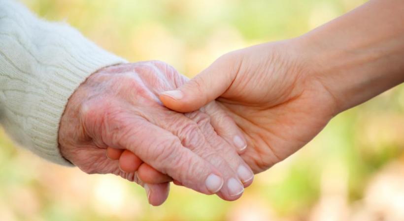 Aider un proche: un acte essentiel pour la société. 123RF/MELPOMEN