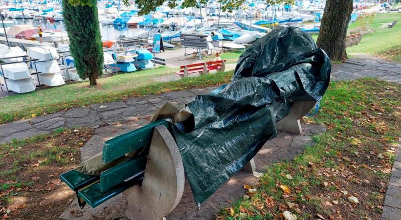 Depuis des mois, la jeune femme dort dans son abri de fortune devant Port-Choiseul. TR