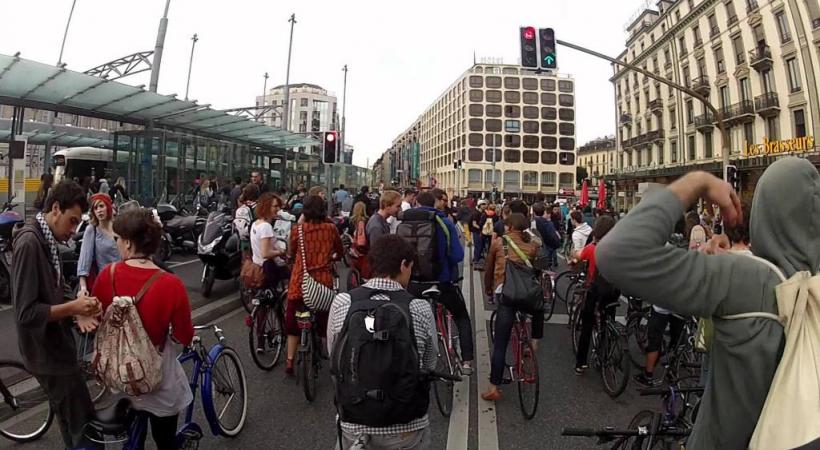 La Critical mass, ici devant la gare de Cornavin, a lieu chaque dernier vendredi du mois. DR
