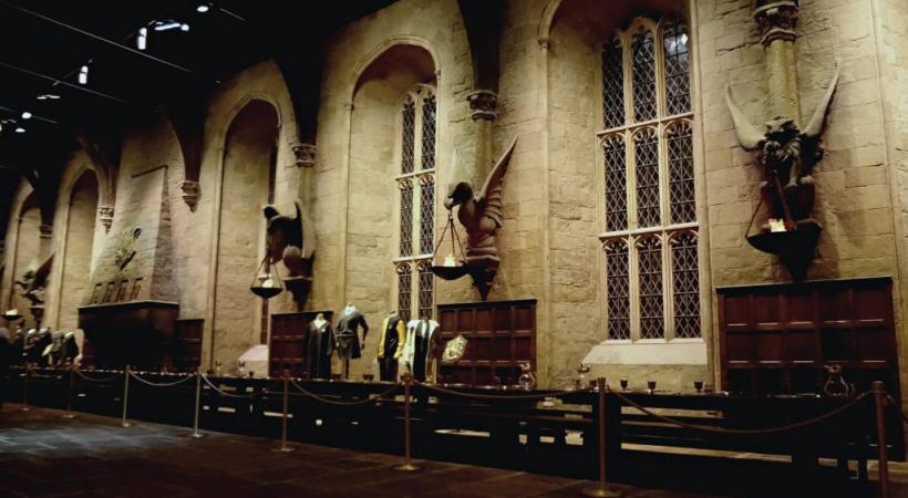 Aux Studios Warner, le réfectoire inspiré par un collège d’Oxford.