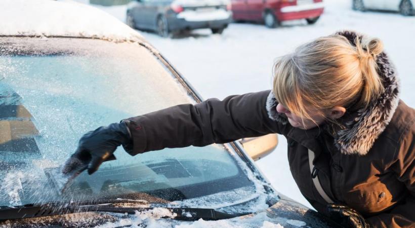 Penser à bien dégager les vitres de voiture avant de démarrer. 123rf/ Johann Helgason 