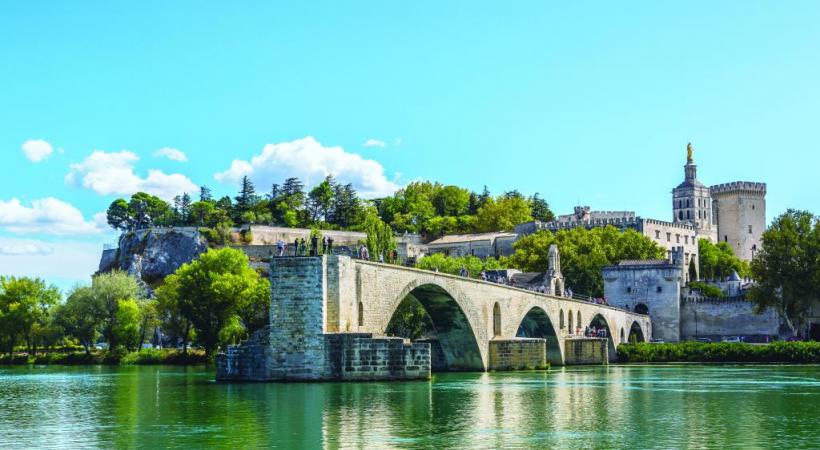 Le célèbre pont d’Avignon. En médaillon, le bateau «Camargue» avec, en arrière-plan, le Palais des papes. 123RF/BLOODUA