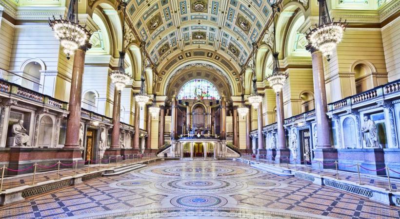 Le Royal Liver Building au bord de l’estuaire de la Mercey, fleuve traversant Liverpool. Autrefois méprisée, la ville a su modifier son image. Les touristes y affluent. PIXABAY