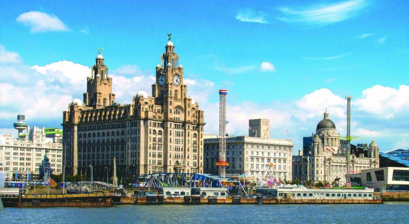 Le Royal Liver Building au bord de l’estuaire de la Mercey, fleuve traversant Liverpool. Autrefois méprisée, la ville a su modifier son image. Les touristes y affluent. PIXABAY