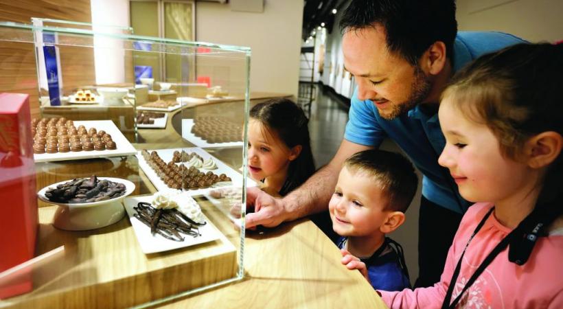 Ateliers et animations attirent les familles dans la fabrique Cailler, à Broc, dans le canton de Fribourg.