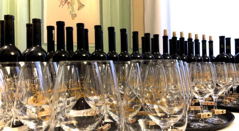 Une dégustation exceptionnelle de 22 millésimes de la Douce Noire. En médaillon, René et Laurent Desbaillets. DR