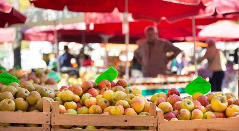 Les paysans vendent parfois eux-mêmes leurs produits sur les étals 