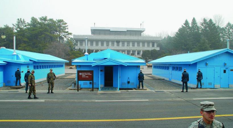 Panmunjom, au milieu de la zone démilitarisée, où les deux armées nord-coréenne et sud-coréenne se font face. DR