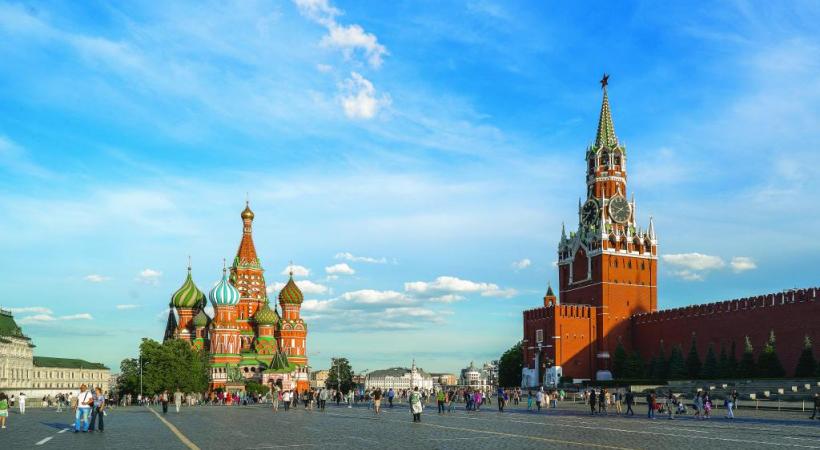 L’emblématique place Rouge avec, à droite, le Kremlin, symbole du pouvoir, et, à gauche, la cathédrale Saint-Basile. 123RF/STANISLAV ETVESH