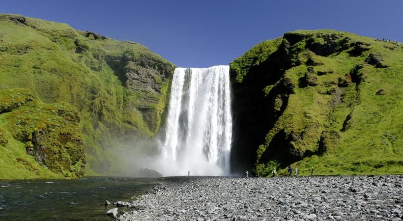 Large de 25 mètres, Skógafoss mesure 62 mètres de haut