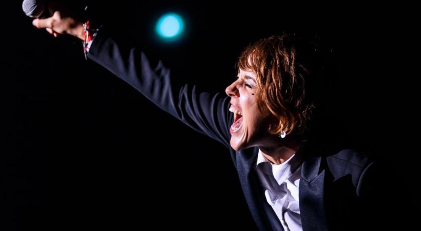 Sur scène, la chanteuse déborde d’énergie. DR
