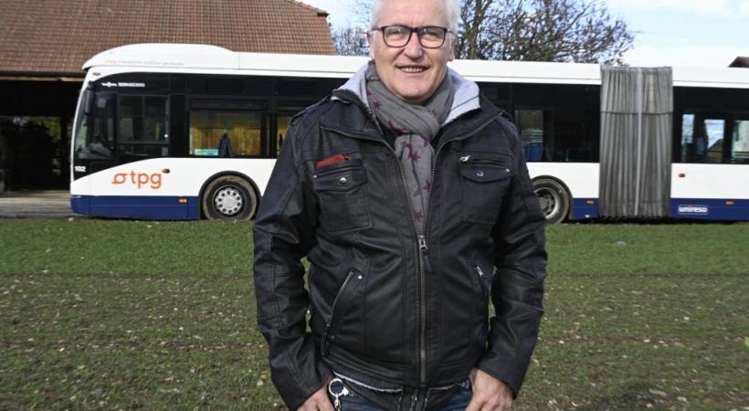 L’ancien conseiller d’Etat PDC et sa nouvelle acquisition stationnée, depuis décembre, sur son terrain de Landecy. CHRISTIAN BONZON