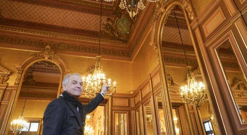 Rémy Pagani est fier de dévoiler le résultat de trois ans de minutieux travaux de restauration et, un brin cocardier, de pointer au plafond l’écusson de la Ville de Genève. CHRISTIAN BONZON