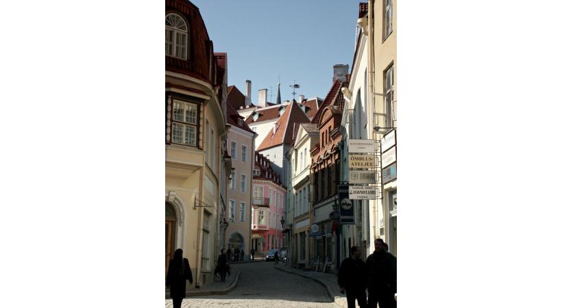 L’église Ste-Anne, un monument représentatif du vieux Vilnius. Ci-contre, une ruelle à Tallinn.