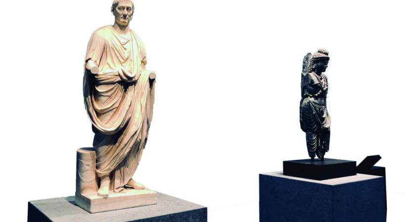 «L’Orateur» sculpté à Rome, côtoie un bodhisattva originaire du Gandhara. 