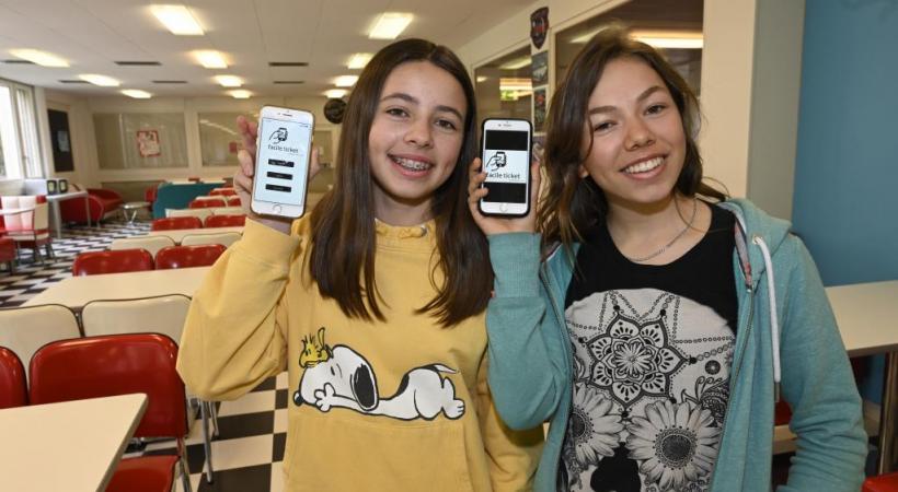 Manon et Camille, dans la cafétéria de Bois-Caran, ne cachent par leur enthousiasme à l’idée de développer leur projet. CHRISTIAN BONZON