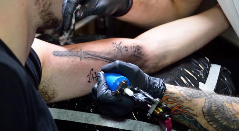 Aujourd’hui, le tatouage séduit toutes les peaux, femme ou homme, jeune ou moins jeune. STéPHANE CHOLLET