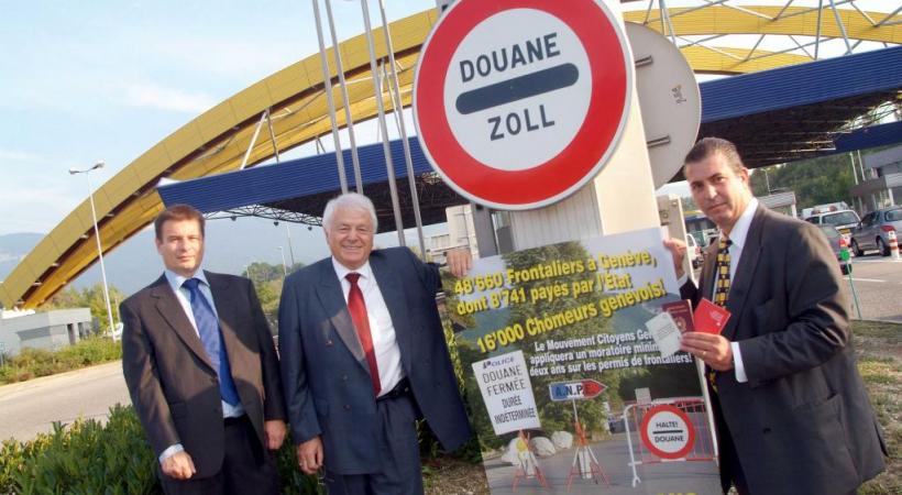 Le MCG en campagne, avec son ancien président Eric Stauffer (à droite),  à la douane de Bardonnex en 2005, pour dénoncer la libre circulation des personnes. En médaillon, le nouveau président Francisco Valentin. PASCAL BITZ