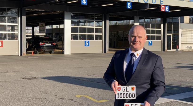 Didier Leibzig, directeur de l’Office cantonal des véhicules, présente les deux plaques d’immatriculation à six chiffres pour motos mises en vente. DR