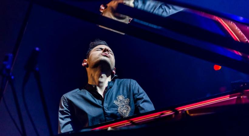 Sur scène, Peter Bence fait preuve d’une énergie débordante. DR