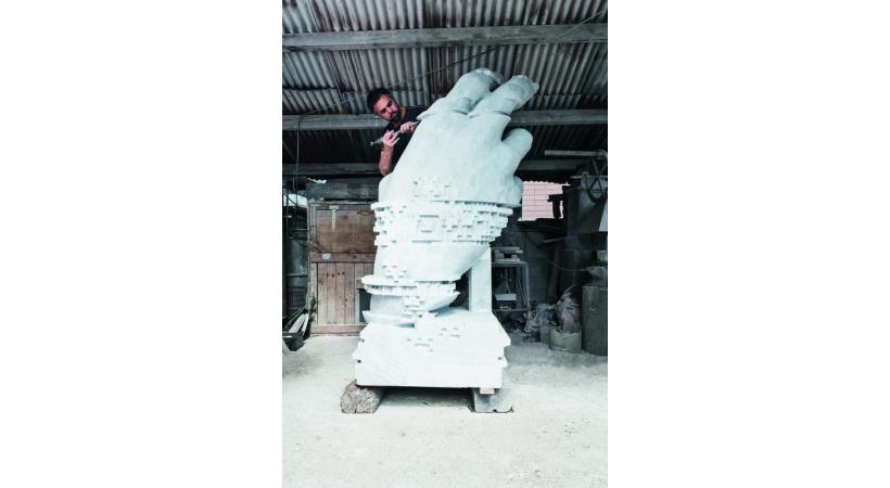 Le public pourra admirer ce week-end la précision des gestes des artisans d'art. Ici, le sculpteur Vincent Du Bois travaillant sur «Glitch», une main géante en marbre de Carrare PHOTO CLAUDINE GARCIA