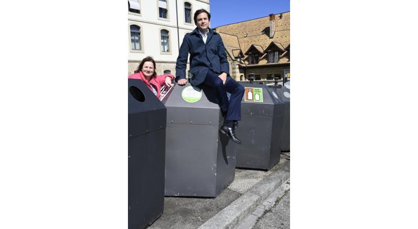 Les conseillers administratifs Esther Alder et Guillaume Barazzone. Le nouveau service permettra aussi d’offrir des petits jobs à des jeunes. CHRISTIAN BONZON