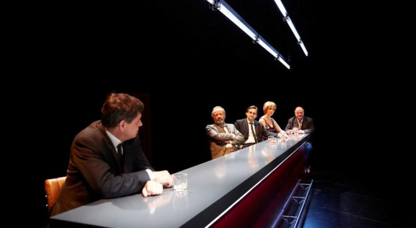 La pièce met en lumière une parodie 