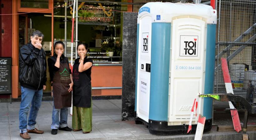 De gauche à droite, Tony Lovato, Dang Swuwankam et Amporn Studenmann, la  patronne, à côté des WC chimiques. CHRISTIAN BONZON